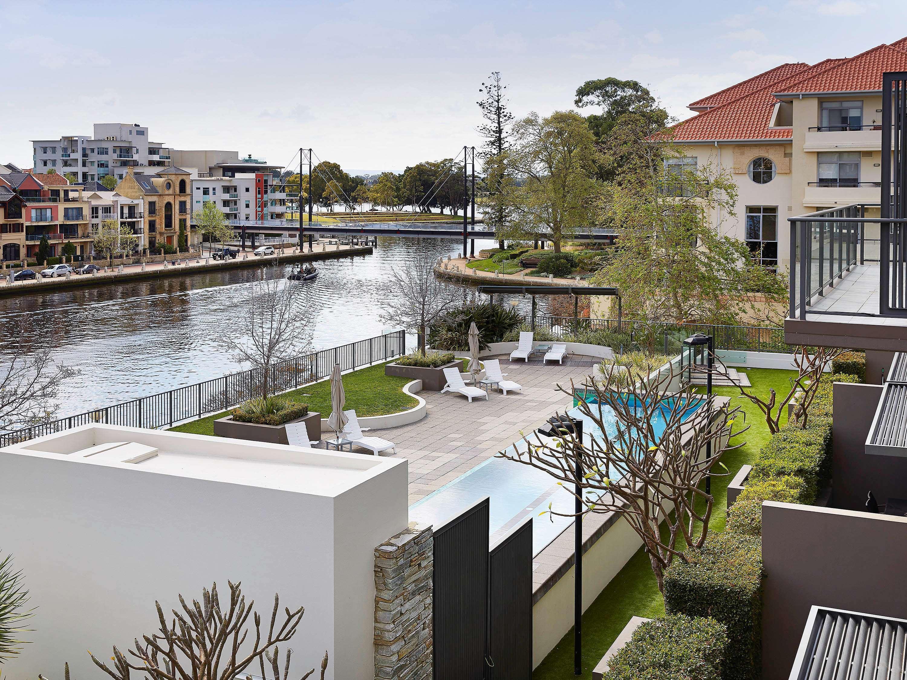 East Perth Suites Hotel Exterior photo